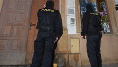 Dvojice policist ped domem Ivana Langera v Olomouci.