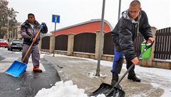 Sníh ve stedu poprvé výrazn zkomplikoval dopravu v Karlovarském kraji.