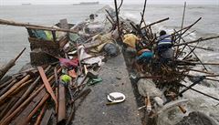 Tajfun zashl Filipny. Tisce lid evakuovny, vtr dosahoval a 210 km