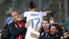 Hamík oslavuje se Slovenskou lavikou svj gól.