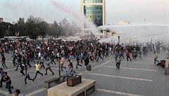 Vodou a slzným plynem. Turecká policie rozhání demonstranty, kteí po...