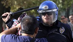 Turecká poádková policie rozhání protivládní demonstranty, kteí chtli na...