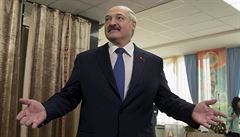 Alexandr Lukašenko ve volební místnosti.