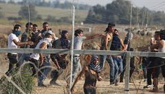 Palestintí protestující odnáejí demonstranta zranného bhem stet s...