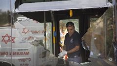 Izraelský policista zkoumá autobus, který se v úterý stal terem steleckého...