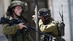 Izraeltí vojáci bhem stet s bouícími se Palestinci.