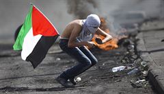 Palestinec se vyhýbá gumovým kulkám při střetech s izraelskými pořádkovými...