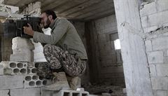 28letý Suhejl, len Svobodné syrské armády, monitoruje pozice vojsk Asadova...
