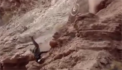 VIDEO: Biker po bouračce padal dvacet metrů ze skály. Pak vstal a závod dokončil