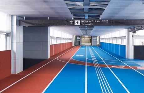 Na novém japonském terminálu navádjí pasaéry 'závodní dráhy'