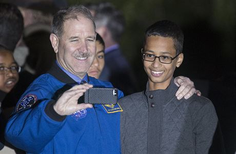 Ahmed Mohamed se na Astronomické noci v Bílém dom vyfotil s Johnem M....