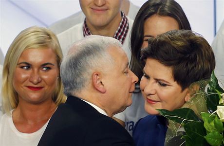 Lídr polské opoziní strany Právo a Justice Jaroslaw Kaczynski dává polibek...
