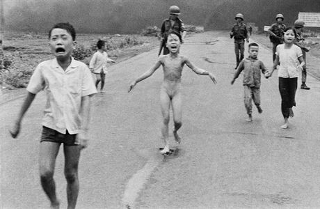Na fotografii z 8. ervna 1972 bí devítiletá Kim Phuc v obklopení svých...