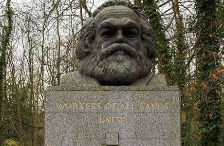 Náhrobek Karla Marxe na londýnském hbitov Highgate