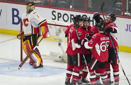 Ottawa Senators slaví gól Bobbyho Ryana.