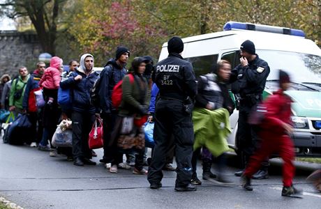 Nmet policist dohlej na pchoz migranty (podzim 2015).