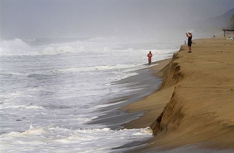 Turisté fotící si rozbouené vody v Acapulcu.