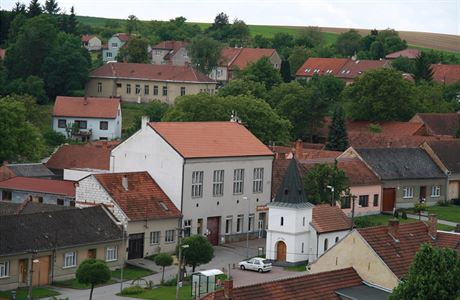 Obec Velatice se nachází v okrese Brno-venkov.  ije zde piblin 670 obyvatel.