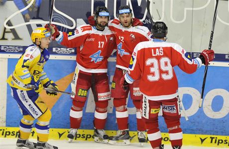 Hokejisté Olomouce (zprava) Marek La, Jan Knotek a Dávid Buc se radují z gólu....