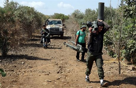 Vojáci opoziční Svobodné syrské armády se západně od Damašku připravují k boji...