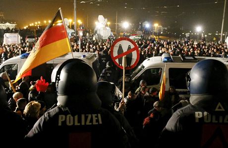 Nemcká policie monitoruje demonstraci hnutí PEGIDA (ilustraní snímek).