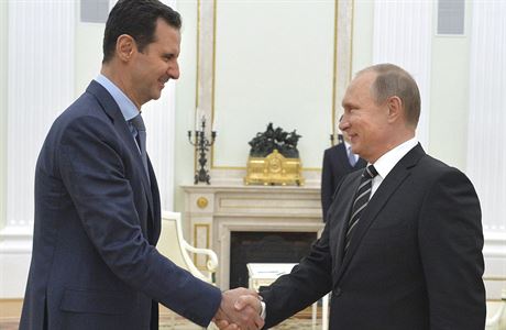 Stvrzen partnerstv. Vladimir Putin pots rukou Baru Asadovi.