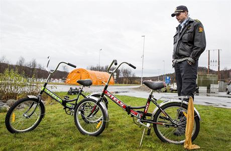 Norský policista pozoruje kola, které uprchlíci pouili k pekroení hraniního...
