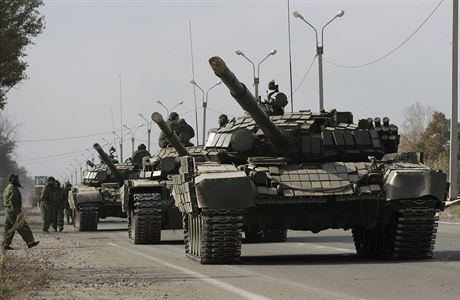 Tanky samozvané Luhanské lidové republiky se stahují z východoukrajinské fronty.