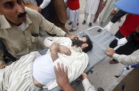 Záchranái pomáhají zrannému mui (Péavár, Pákistán).