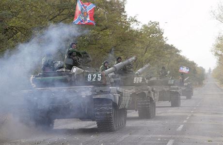 Jednotky samozvané Doncké lidové republiky na silnici poblí msta Novoazovsk.