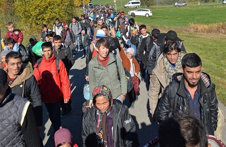 Skupina migrant kráí po silnici krátce po pekroení rakousko-nmecké hranice...