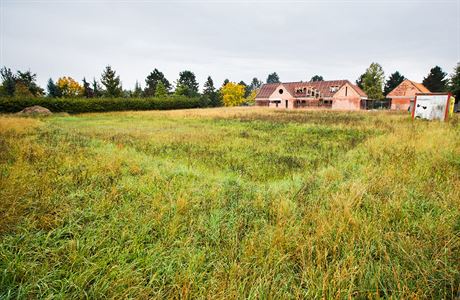Pozemky v Klánovicích, které prodal Tomáš Podivínský, prozatím leží ladem.