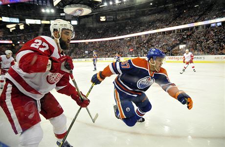 Connor McDavid (vpravo) v zpase proti Detroitu Red Wings.