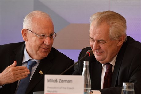 Izraelský prezident Reuven Rivlin (vlevo) a jeho eský protjek.