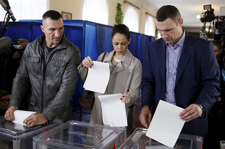 K volbám dorazil i starosta hlavního města Kyjeva Vitalij Kličko společně se...