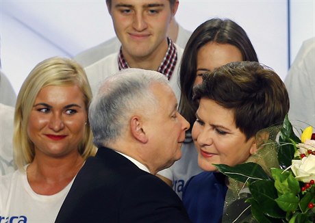 Lídr polské opoziční strany Právo a Justice Jaroslaw Kaczynski dává polibek...