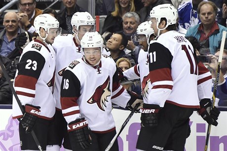 Hrái Arizona Coyotes' - (zleva) Max Domi (16) slaví se spoluhráem...