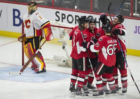 Ottawa Senators slaví gól Bobbyho Ryana.