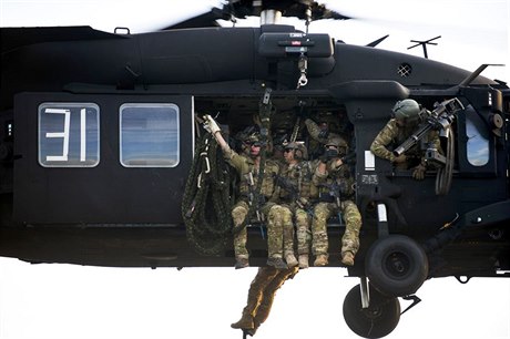 Americké speciální jednotky SEAL ve vrtulníku Blackhawk.