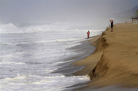 Turisté fotící si rozbouené vody v Acapulcu.