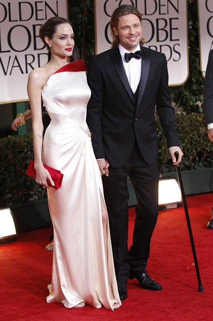 Angelina Jolie zvolila bílou saténovou róbu s akcentem ervené na ivtku z...