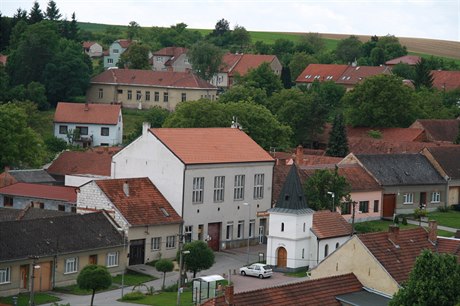 Obec Velatice se nachází v okrese Brno-venkov.  ije zde piblin 670 obyvatel.