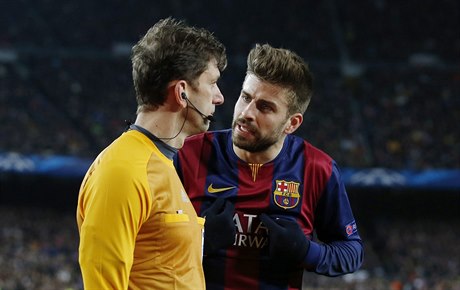 Gerard Piqué v diskuzi s rozhodím.