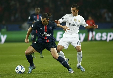 Zlatana Ibrahimovie (vlevo) se snaí zastavit Lucas Vázquez.