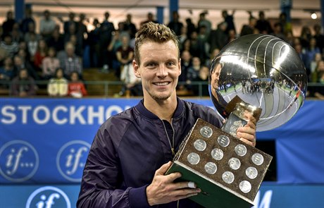 Tomá Berdych s trofejí pro vítze turnaje ve Stockholmu.