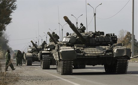 Tanky samozvané Luhanské lidové republiky se stahují z východoukrajinské fronty.