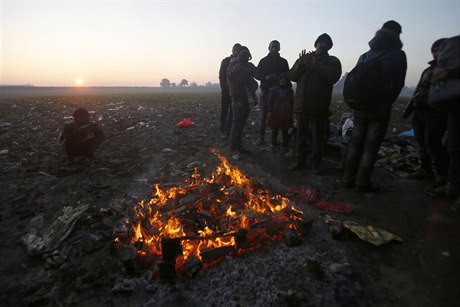 Srbsko-chorvatská hranice. Benci se v chladném ránu zahívají u ohn.