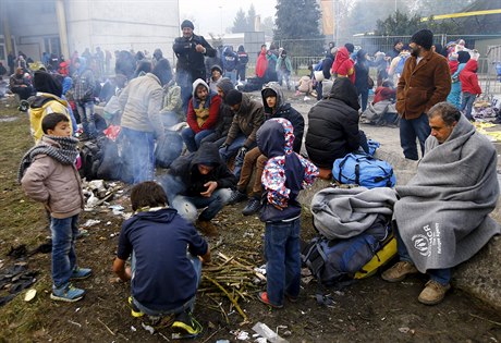 Benci a migranti se u hranic s Rakouskem zahívají u provizorních ohni.