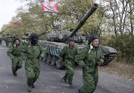 Jednotky samozvané Doncké lidové republiky na silnici poblí msta Novoazovsk.