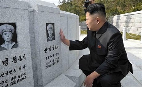 Severokorejský vládce Kim ong-un se dotýká hrobu mrtvých námoník (ilustraní...